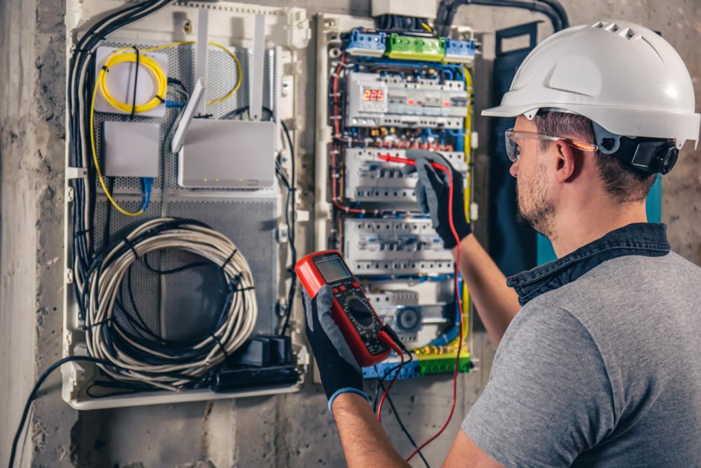 L’habilitation électrique pour les non-électriciens BS/BE Manoeuvre ( Norme NF C 18/510 )